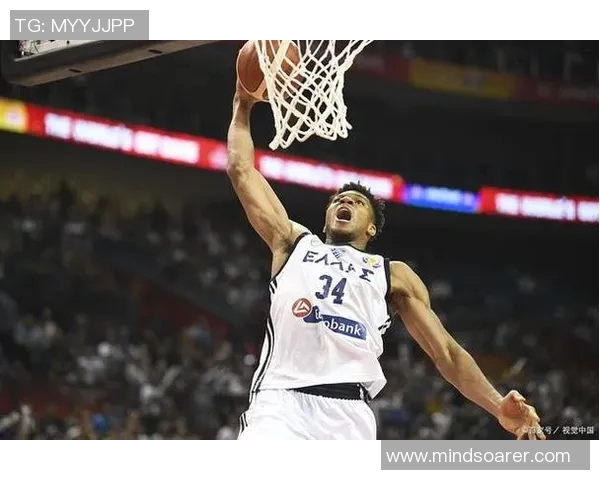 扬尼斯阿德托昆博突破技巧解析速度与力量如何完美融合于篮球场上 扬尼斯阿德托昆博突破技巧解析速度与力量如何完美融合于篮球场上