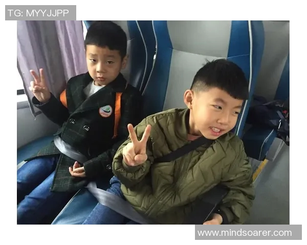 熊头卡通形象足球明星女孩的奇幻冒险之旅与梦想追逐