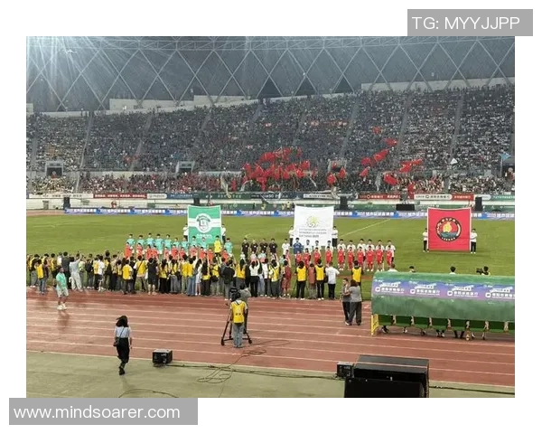 足球巨星齐聚一堂精彩表演节目引爆全场激情时刻 足球巨星齐聚一堂精彩表演节目引爆全场激情时刻